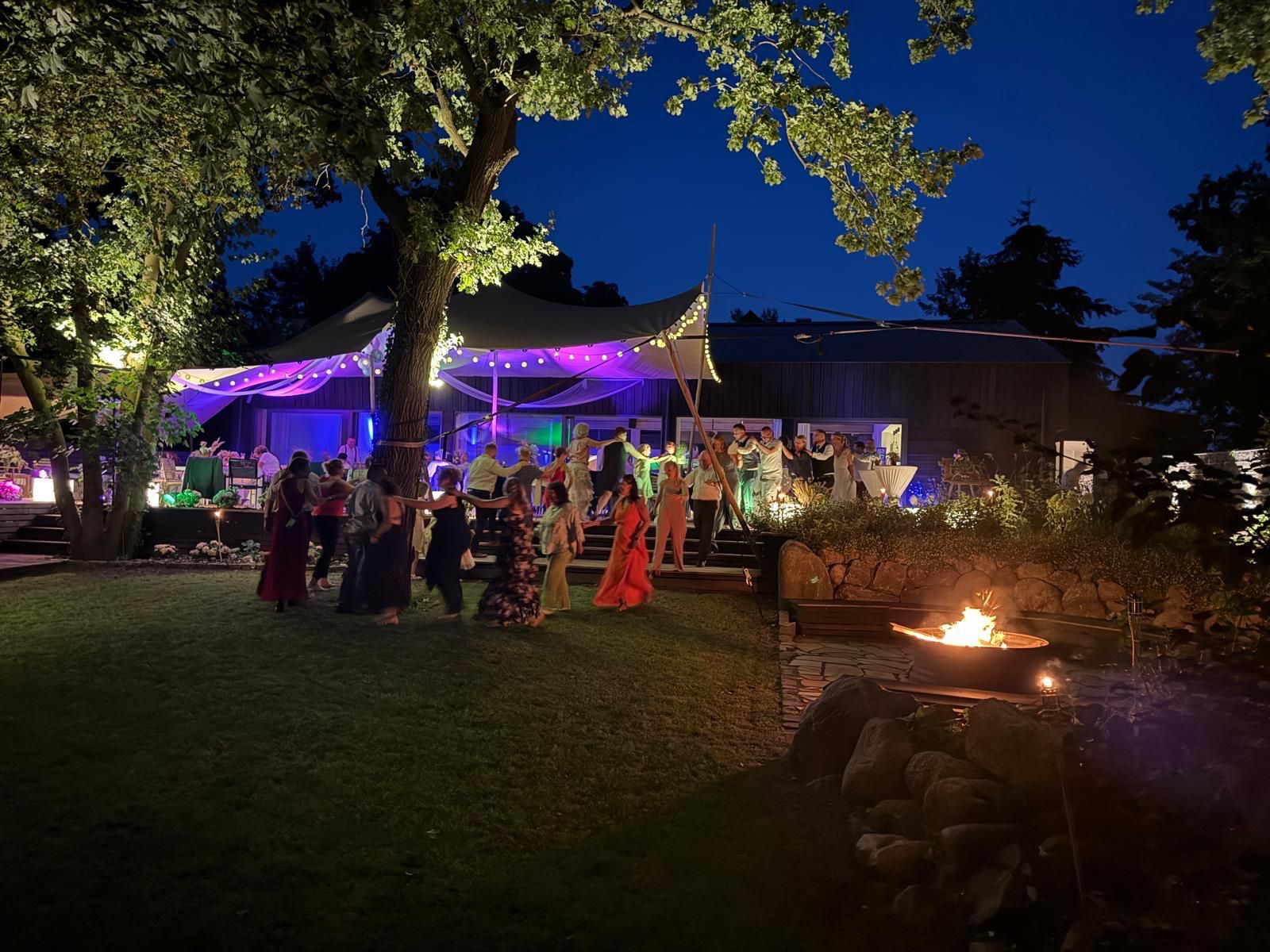 Sommerabend in der Alten Försterei Wieck – Tanzen unter Lichterketten am Feuer