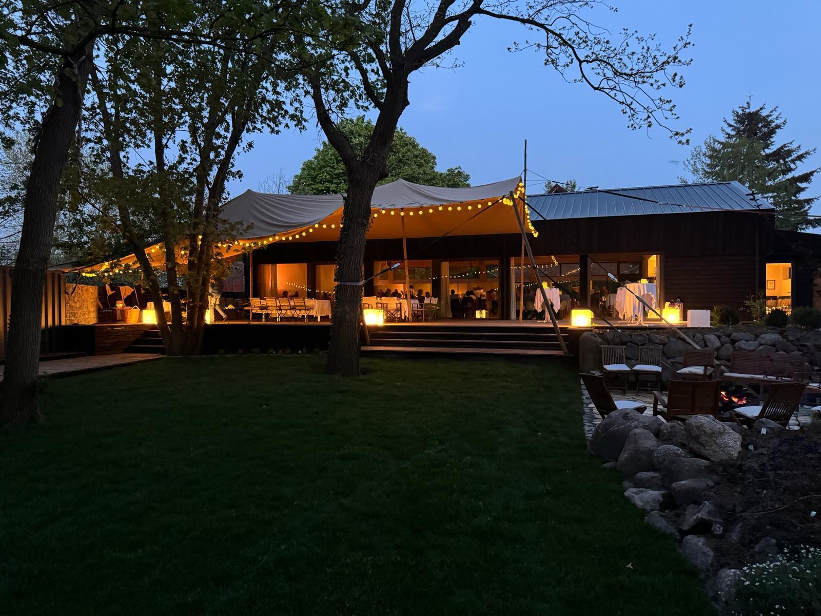 Festlich beleuchtete Eventlocation am Abend
